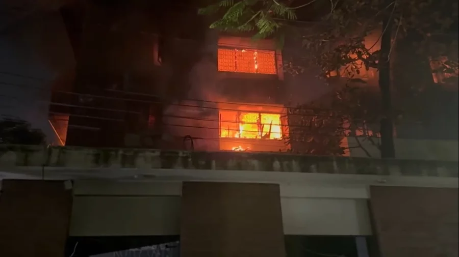 হাসিনার বাসভবন সুধাসদনেও অগ্নিসংযোগ